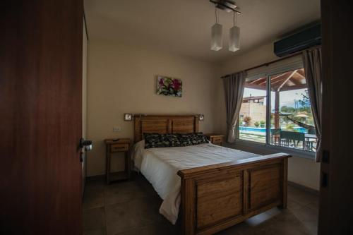 een slaapkamer met een bed en een groot raam bij Soles de Belen in Carpintería