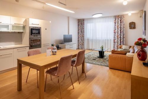 Η κουζίνα ή μικρή κουζίνα στο City Center 1 BR Apartment Julia