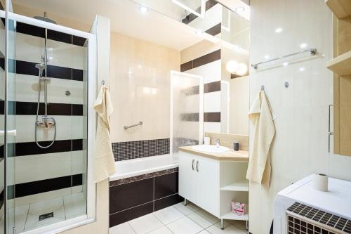 Ένα μπάνιο στο City Center 1 BR Apartment Julia