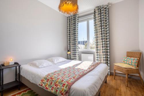 a bedroom with a bed and a window at Cozy Breizh -4 ch 8 pers- 1km plage in Penmarcʼh