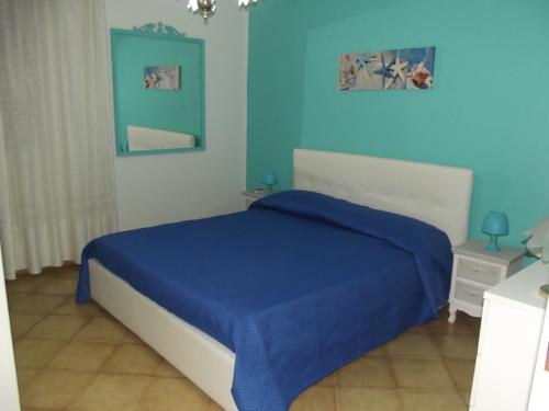 テッラジーニにあるAppartamento Vacanze Mareの青いベッドルーム(青い毛布付きのベッド付)