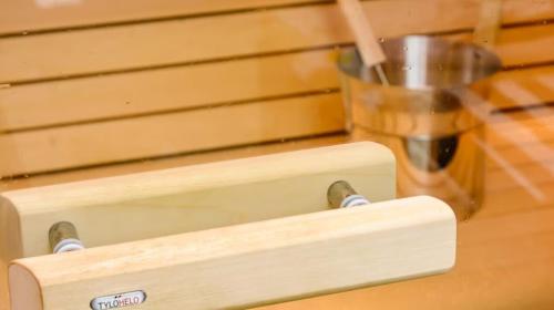 塞拉莱Bristol Hotel Long Stayer的一个带有榨汁机的木制物体的特写镜头