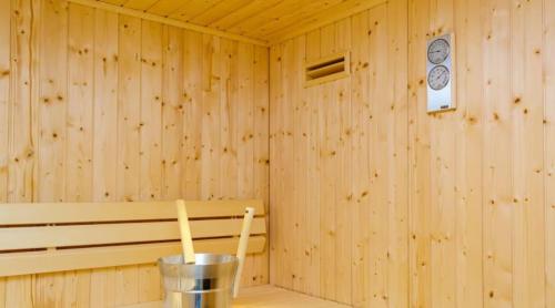 塞拉莱Bristol Hotel Long Stayer的一间木屋，里面有浴缸，墙上挂着钟。