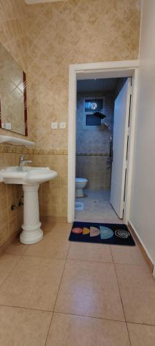 a bathroom with a sink and a toilet and a sink at شقة عائلية مودرن 4 غرف نوم رقم 1 in Quai