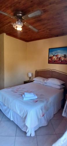 Postel nebo postele na pokoji v ubytování 16 Besembos contractors accommodation