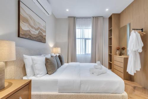 Postel nebo postele na pokoji v ubytování The Khorfakkan Suite by Riviera