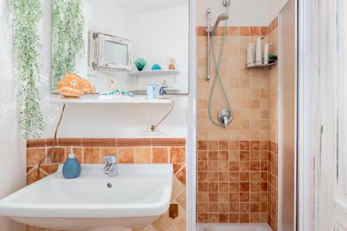 a bathroom with a sink and a shower at Il Giardino di Viola in Porto Ottiolu