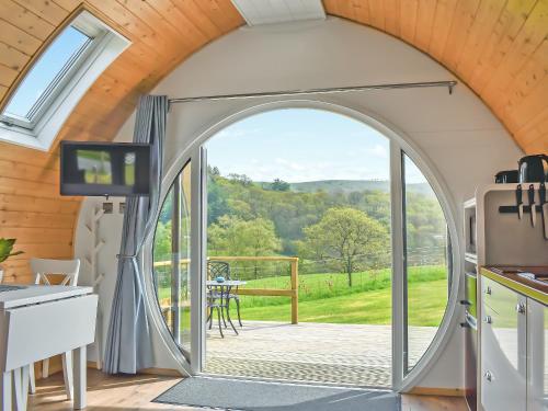 Abbey-CwmhirにあるSerenのパティオ付きのキッチンに通じるアーチ型のドア