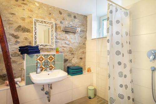 a bathroom with a sink and a shower at Artesana 2 Bleichnau in Tettnang