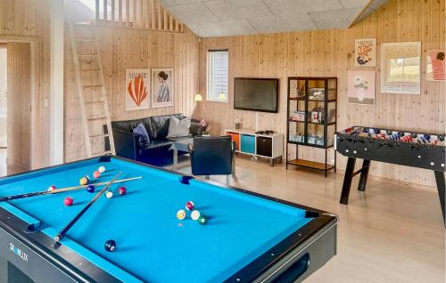 Biliár nebo kulečník v ubytování Amazing Home In Nordborg With Sauna