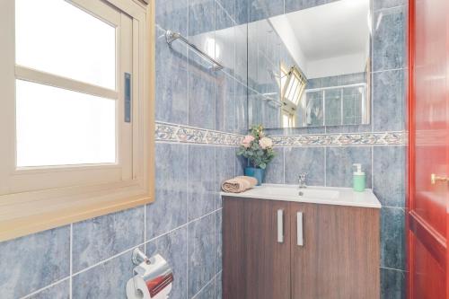 a bathroom with a sink and a window at Tenerife2 - Piso dos dormitorios Santa Cruz centro in Santa Cruz de Tenerife
