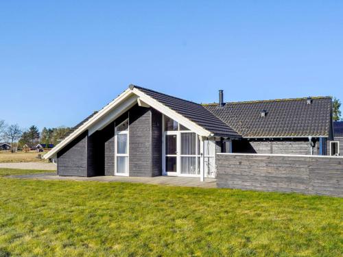 AnsagerにあるLuxury Lakeside Retreat - By Traum Ferienwohnungenの緑地の灰色の屋根の家