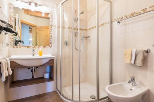 a bathroom with a shower and a sink at Ronsolhof Hauenstein in Siusi