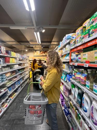 een vrouw in een supermarktgangpad met een winkelwagentje bij Lanihous in Huanchaco