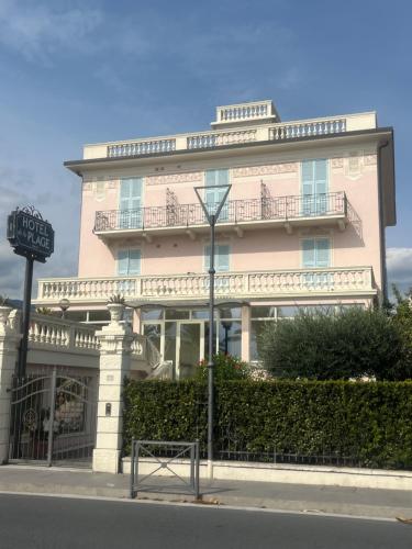 een groot roze gebouw aan de kant van een straat bij Lanihous in Huanchaco