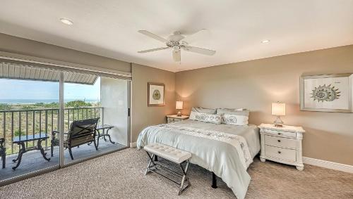 Un dormitorio con una cama y un balcón. en Siesta Sunset - 524 (PH), en Siesta Key