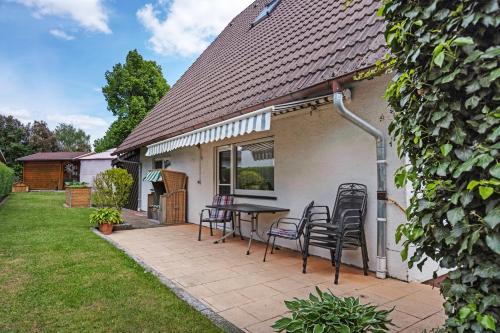 a patio with chairs and a table in front of a house at Ferienwohnung Lemke in Donaueschingen