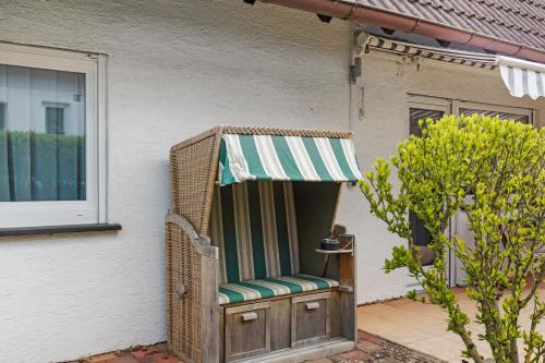 a wicker chair sitting on the side of a house at Ferienwohnung Lemke in Donaueschingen