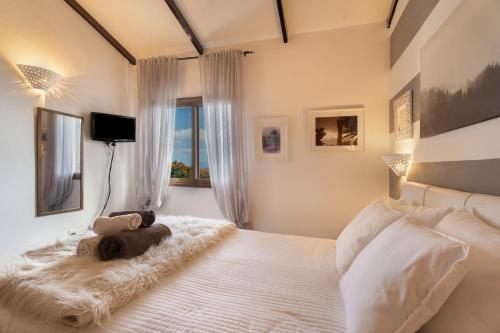 a bedroom with a large white bed with white pillows at Casa La Bobadilla in Agulo
