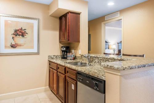 una cocina con fregadero y lavavajillas en Bluegreen Vacations Fountains, an Ascend Collection Resort, en Orlando
