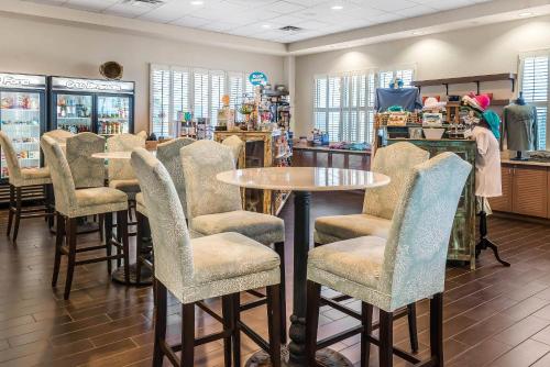 a store with chairs and a table and a counter at Bluegreen Vacations Fountains, an Ascend Collection Resort in Orlando