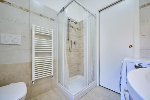 um chuveiro com porta de vidro em um banheiro em Carmelita em Massa Marittima