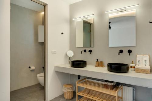 Ένα μπάνιο στο Blueros - Black Stone Suite