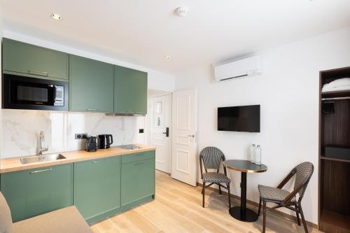 Η κουζίνα ή μικρή κουζίνα στο Les Suites Tour Eiffel