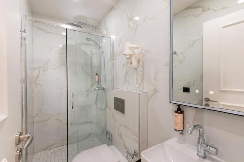 Ένα μπάνιο στο Les Suites Tour Eiffel