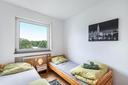 a bedroom with two beds and a window at Bruchköbel 2 auch für Monteure in Bruchköbel