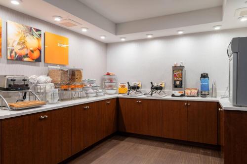 ダンバースにあるComfort Inn Danvers - Boston North Shoreの木製のキャビネットとカウンタートップを備えたキッチン