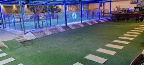 Басейн в فلة و شاليه واسع بمسبح وثلاث غرف نوم ومجلس شعبي ومجلس مناسبات або поблизу