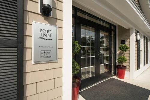 ケネバンクにあるPort Inn & Suites Kennebunk, an Ascend Collection Hotelの建物の側面にあるポイントインの看板