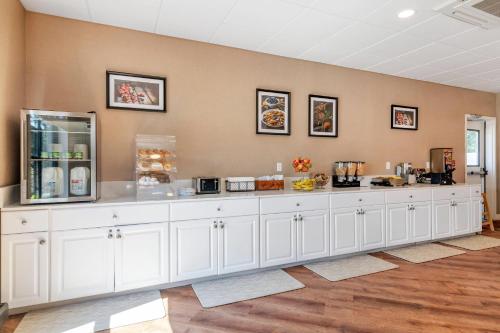 Kuchyň nebo kuchyňský kout v ubytování Casco Bay Hotel Portland Airport - Maine Mall, an Ascend Collection Hotel