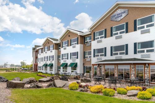 a rendering of the exterior of a hotel at Lift Bridge Lodge, an Ascend Collection Hotel in Duluth