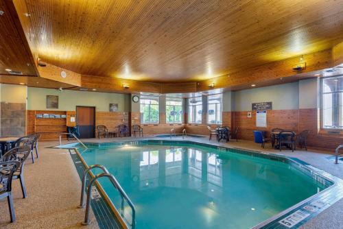 a large pool with chairs and tables in a building at Lift Bridge Lodge, an Ascend Collection Hotel in Duluth