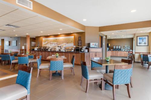 a restaurant with tables and chairs and a bar at Lift Bridge Lodge, an Ascend Collection Hotel in Duluth