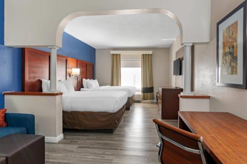 Postel nebo postele na pokoji v ubytování Comfort Suites St Charles-St Louis