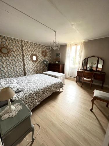 Beauregard-BaretMaison avec vue sur le Vercors的卧室里有一张床，墙上有一面镜子