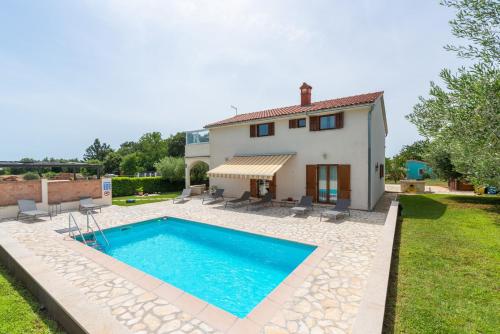 Holiday House Iris with Private Pool
