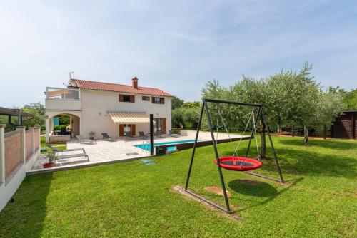 Holiday House Iris with Private Pool