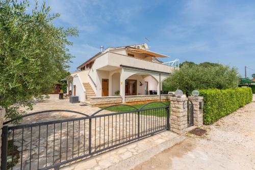Holiday House Iris with Private Pool