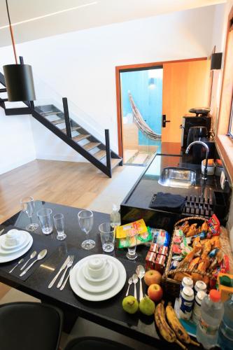 ノバ・リマにあるPousada Vinháticosのテーブル(皿、調理器具付)