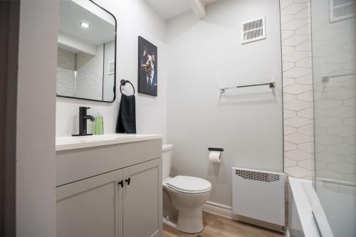 ケベック・シティーにあるLes Voûtes Royal Urbain, Parking, Pet friendlyのトイレとシャワー付きの白いバスルーム