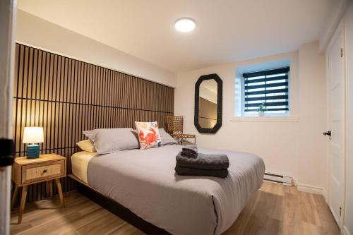 ケベック・シティーにあるLes Voûtes Royal Urbain, Parking, Pet friendlyの大きなベッドと鏡のある寝室