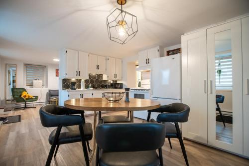 a kitchen and dining room with a table and chairs at Les Voûtes Royal Urbain, Parking, Pet friendly in Quebec City