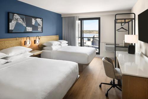 Postel nebo postele na pokoji v ubytování Hotel Halifax