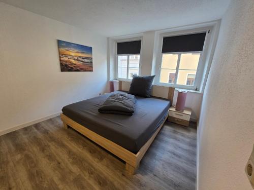 Postel nebo postele na pokoji v ubytování FERIENWOHNUNG 70m2 APARTMENT in ZITTAUER STADTZENTRUM INNENSTADT INNENRING TOP LAGE - WOHNEN AUF ZEIT IN ZITTAU - 2 RAUM WOHNUNG