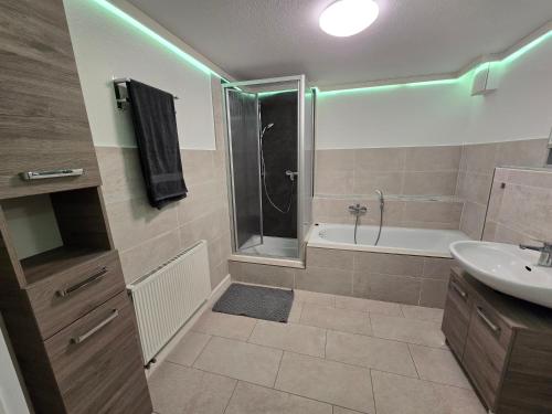 Koupelna v ubytování FERIENWOHNUNG 70m2 APARTMENT in ZITTAUER STADTZENTRUM INNENSTADT INNENRING TOP LAGE - WOHNEN AUF ZEIT IN ZITTAU - 2 RAUM WOHNUNG