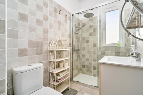 Un baño con inodoro, lavabo y ducha. en Apartamento 1a línea La Herradura, en La Herradura